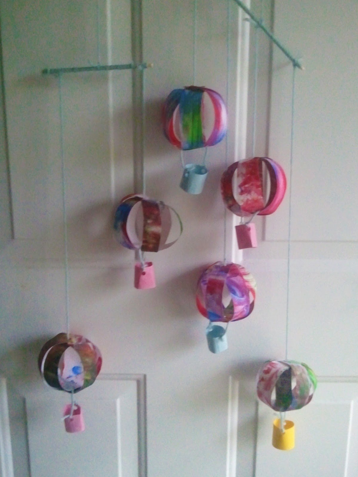 Kid’s Craft / Mommy Craft: Hot Air Balloon Mobile