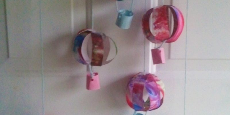 Kid’s Craft / Mommy Craft: Hot Air Balloon Mobile