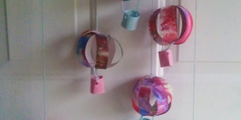 Kid’s Craft / Mommy Craft: Hot Air Balloon Mobile